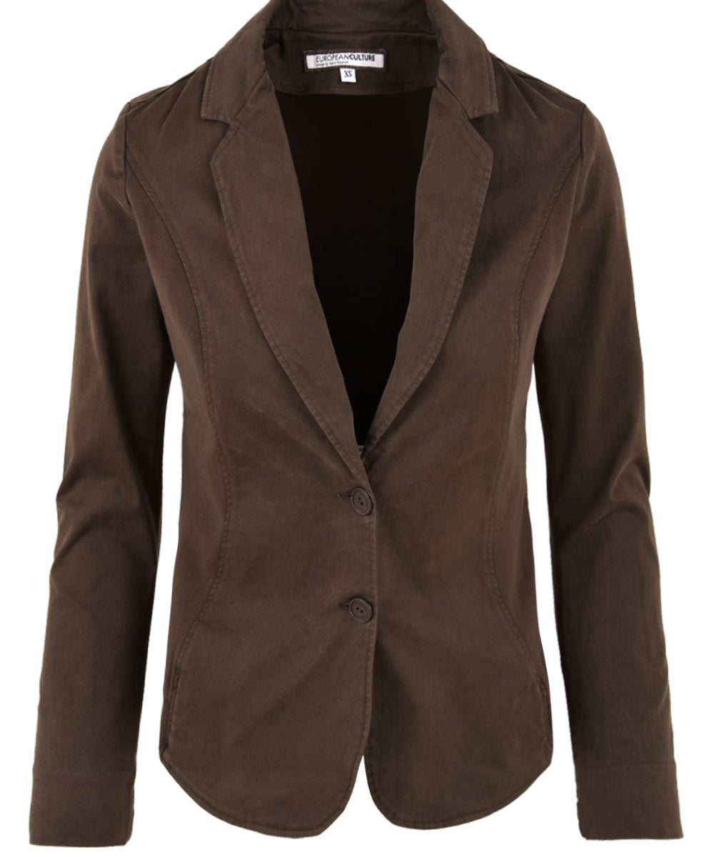 Immagine frontale della giacca marrone in cotone  elasticizzato con scollo a V e chiusura con 2 bottoni.