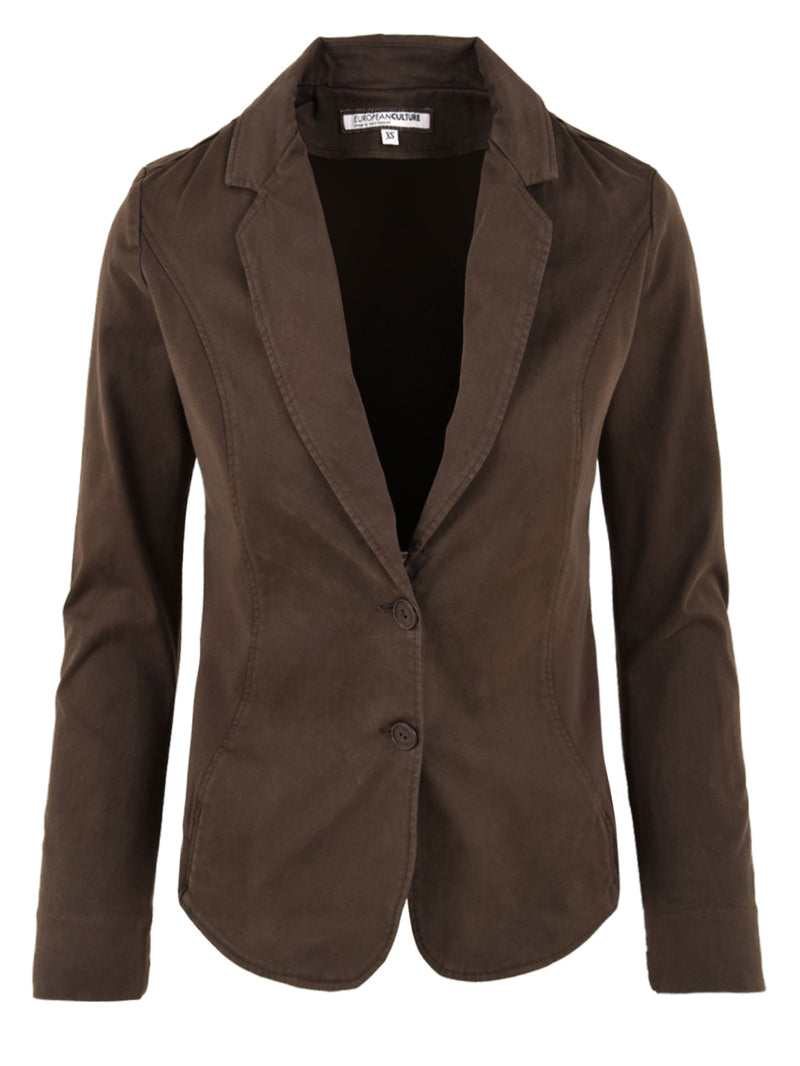 Immagine frontale della giacca marrone in cotone  elasticizzato con scollo a V e chiusura con 2 bottoni.