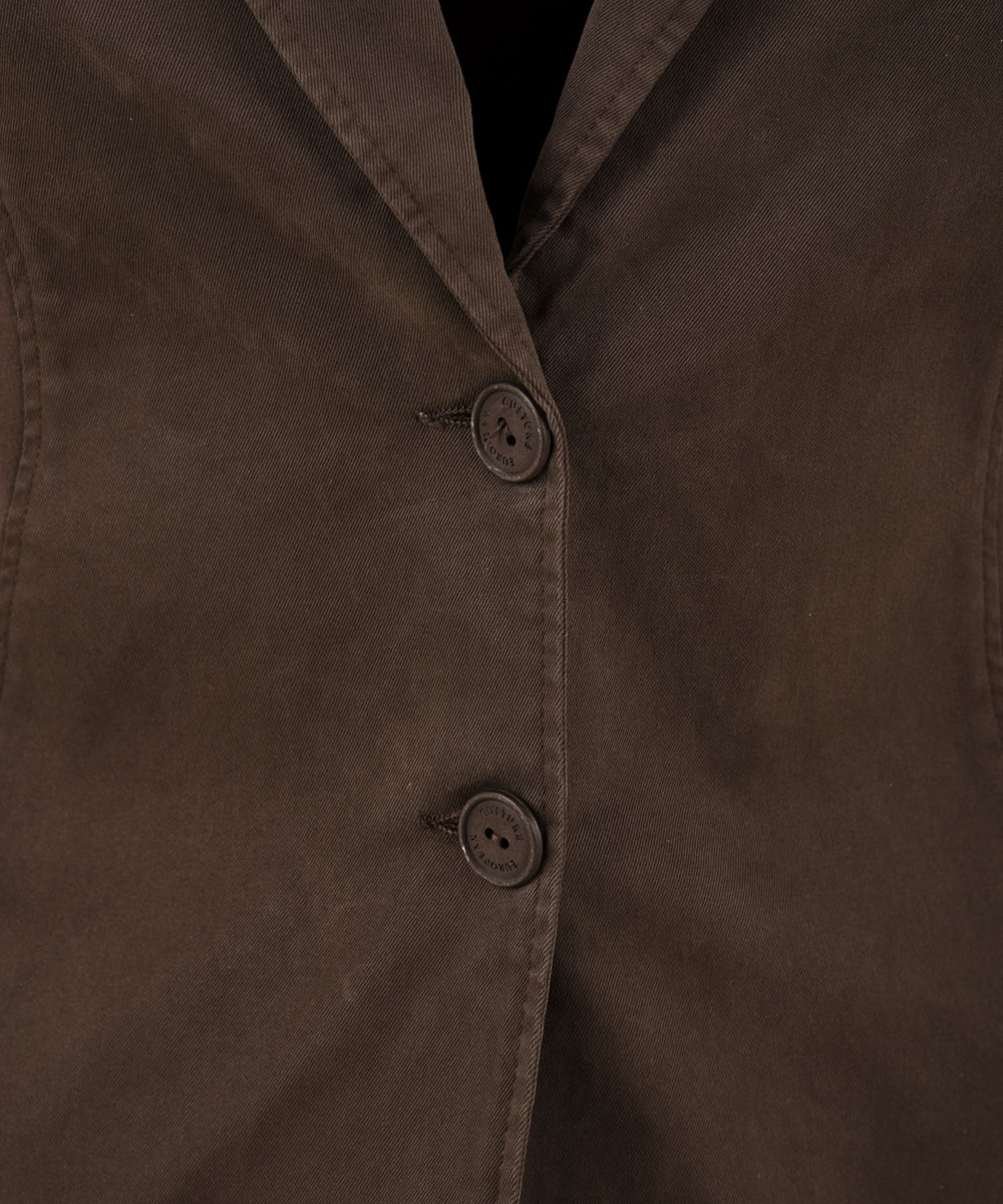 Dettaglio della giacca da donna in marrone firmata European Culture con chiusura con 2 bottoni