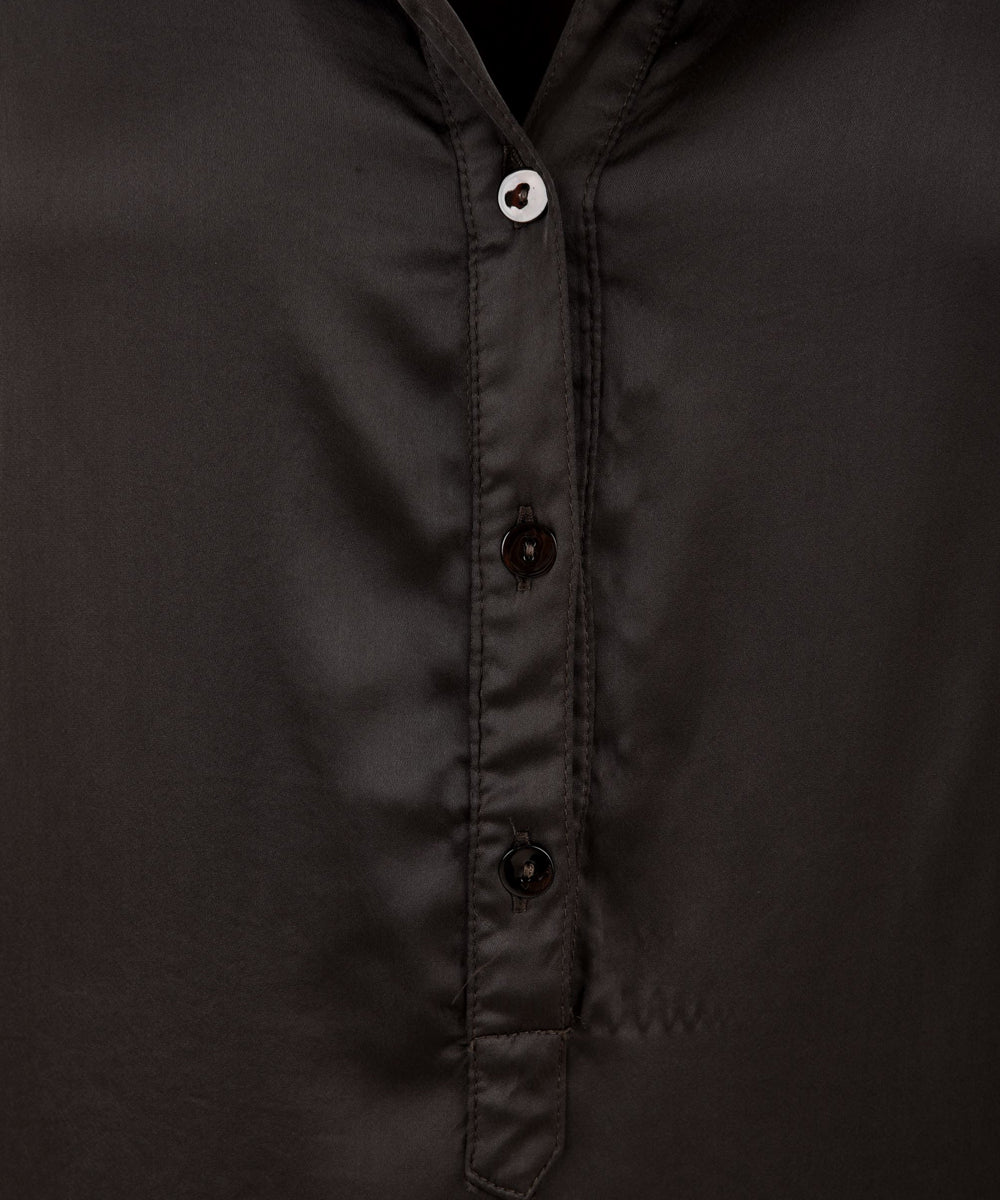 Dettaglio della camicia nera  da donna a maniche lunghe firmata European Culture con chiusura frontale con bottoncini.