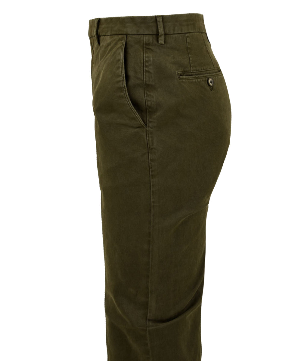 Immagine laterale  del pantalone in verde da uomo firmato GTA. Con tasche laterali e sul retro e passanti in vita per cintura.