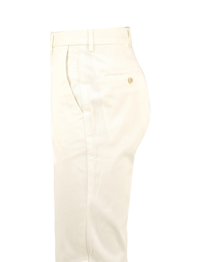 Immagine laterale del del pantalone in bianco  da uomo firmato GTA. Con tasche laterali e sul retro e passanti in vita per cintura.