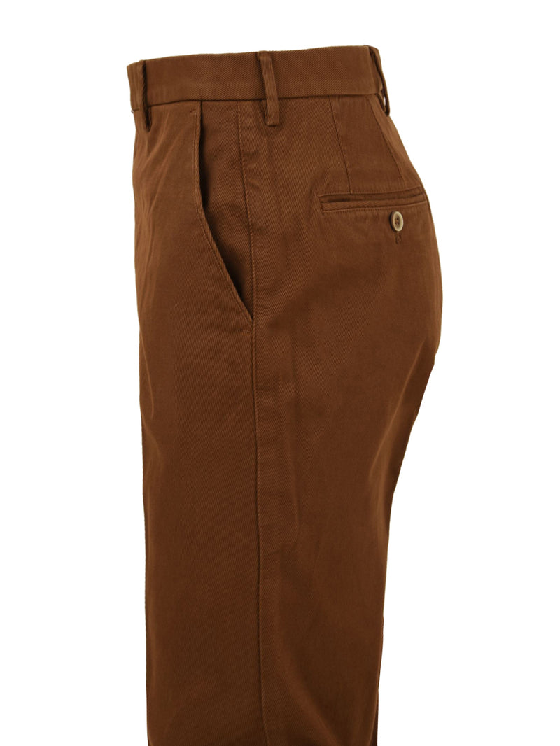 Immagine laterale del pantalone in marrone da uomo firmato GTA. Con tasche laterali e sul retro e passanti in vita per cintura.