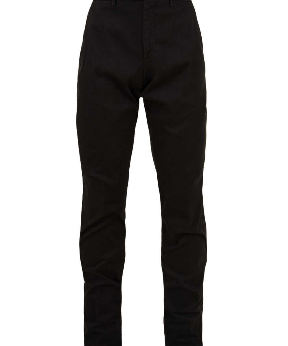 Immagine del pantalone in nero da uomo firmato GTA. Il pantalone ha una gamba stretta,con chiusura con bottoni.