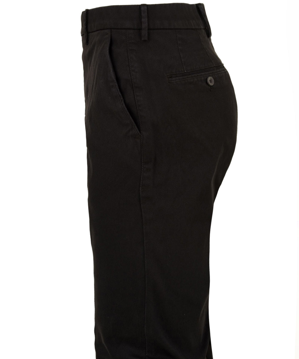 Immagine laterale del pantalone in nero da uomo firmato GTA. Con tasche laterali e sul retro e passanti in vita per cintura.