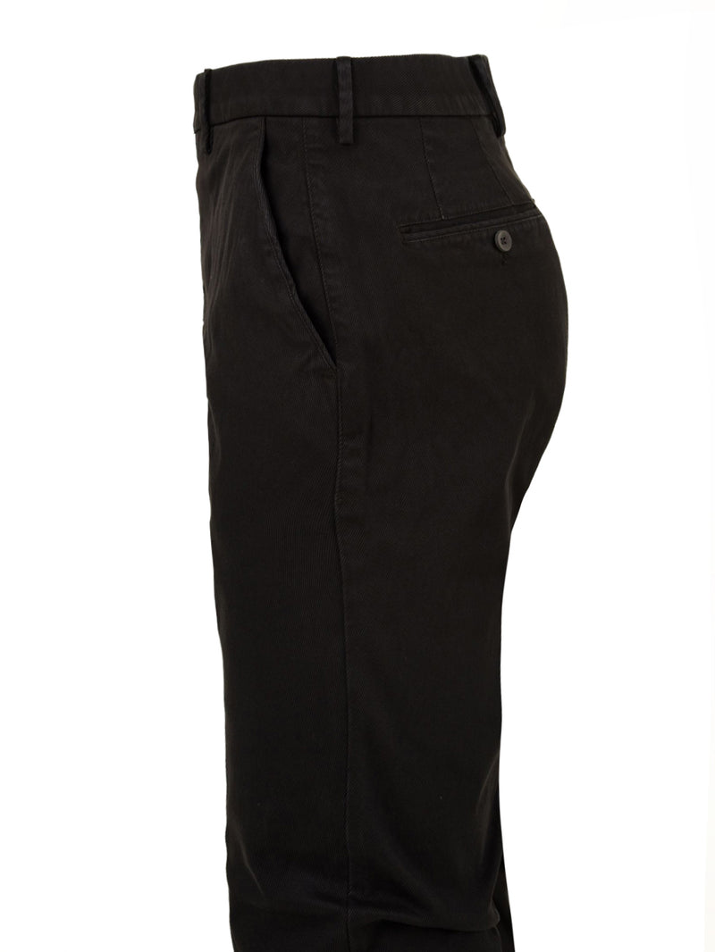Immagine laterale del pantalone in nero da uomo firmato GTA. Con tasche laterali e sul retro e passanti in vita per cintura.