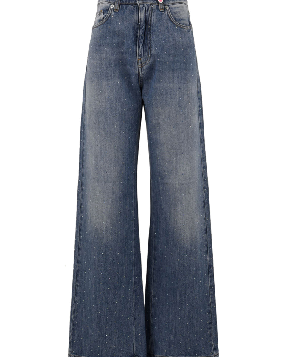 Immagine frontale del jeans  da donna modello Scarlett  Dio firmato I Love My Pants. Ha una gamba ampia e taglio dritto con applicazioni di strass di colore blu scuro ,ha due tasche frontali e chiusura con bottone e zip e in vita ha i passanti per la cintura.