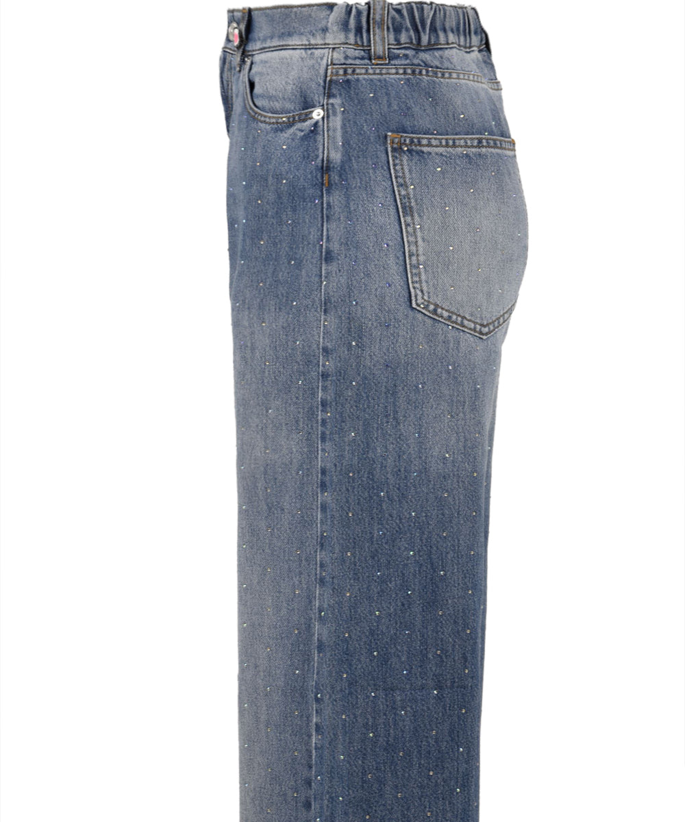Immagine laterale del jeans in blu scuro da donna modello Scarlett firmato I Love My Pants. Con tasche frontali e due sul retro con passanti in vita per la cintura. Presenta anche degli strass sia sul retro che frontalmente.
