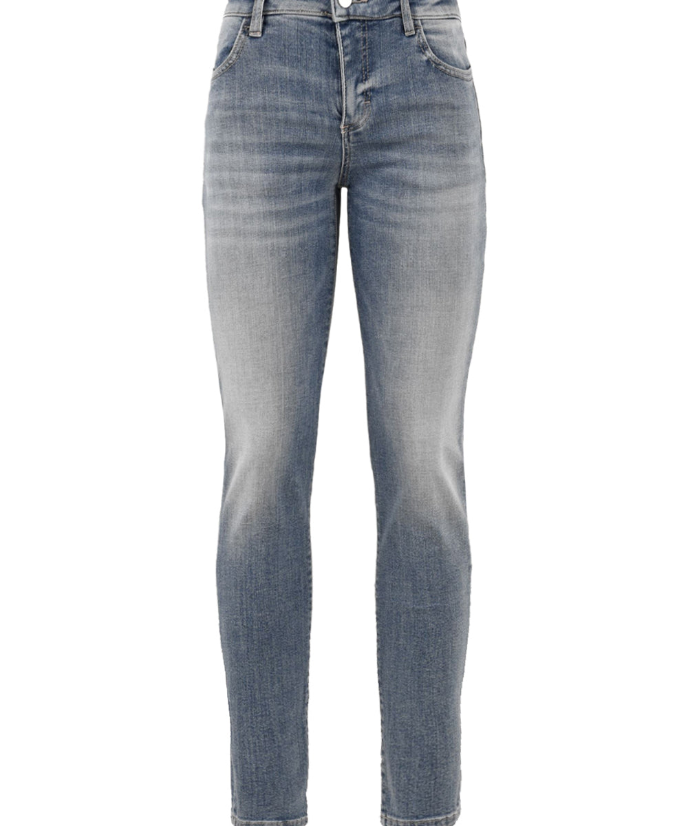Immagine del jeans skinny modello Kylie da donna,in azzurro modello aderente con passanti per cintura e chiusura con zip e bottone. Presenta anche due tasche frontali.