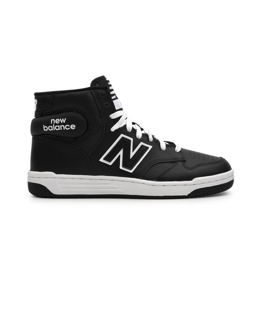 Sneakers da uomo firmate New Balance in bianco e nero con logo a contrasto  e chiusura con lacci