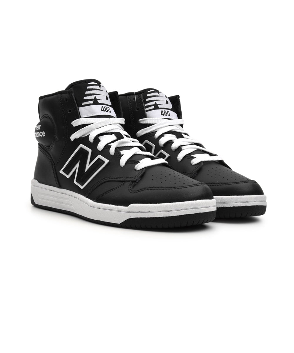 Sneakers da uomo firmate New Balance in bianco e nero con logo a contrasto e chiusura con lacci