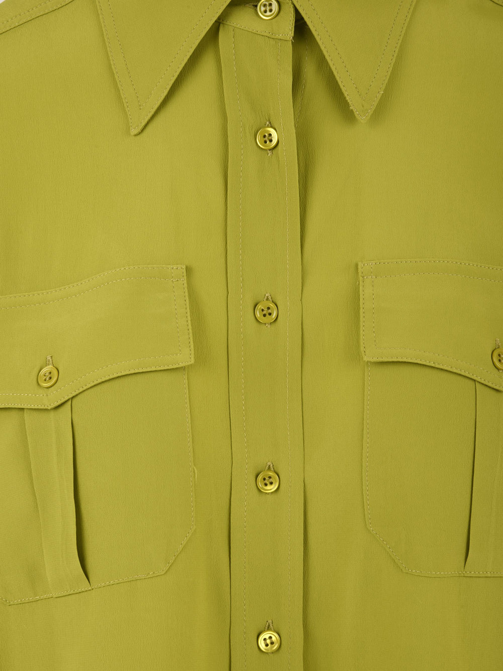 Dettaglio della camicia da donna Solotre colore cedro, con taschine frontali e chiusura con bottoni