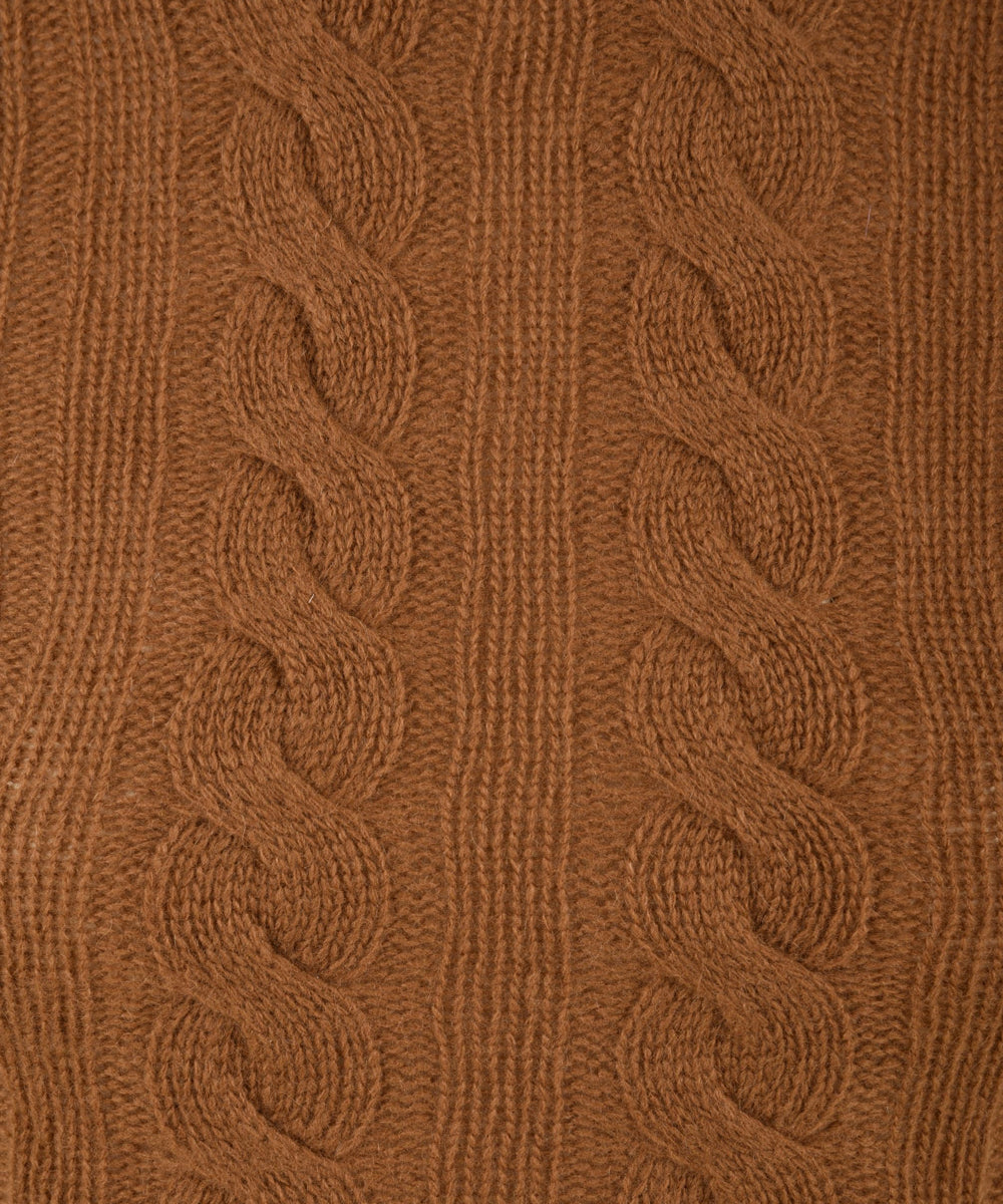 Dettaglio del maglione da donna Solotre,colore cammello con dettaglio sul tessuto trama a trecce