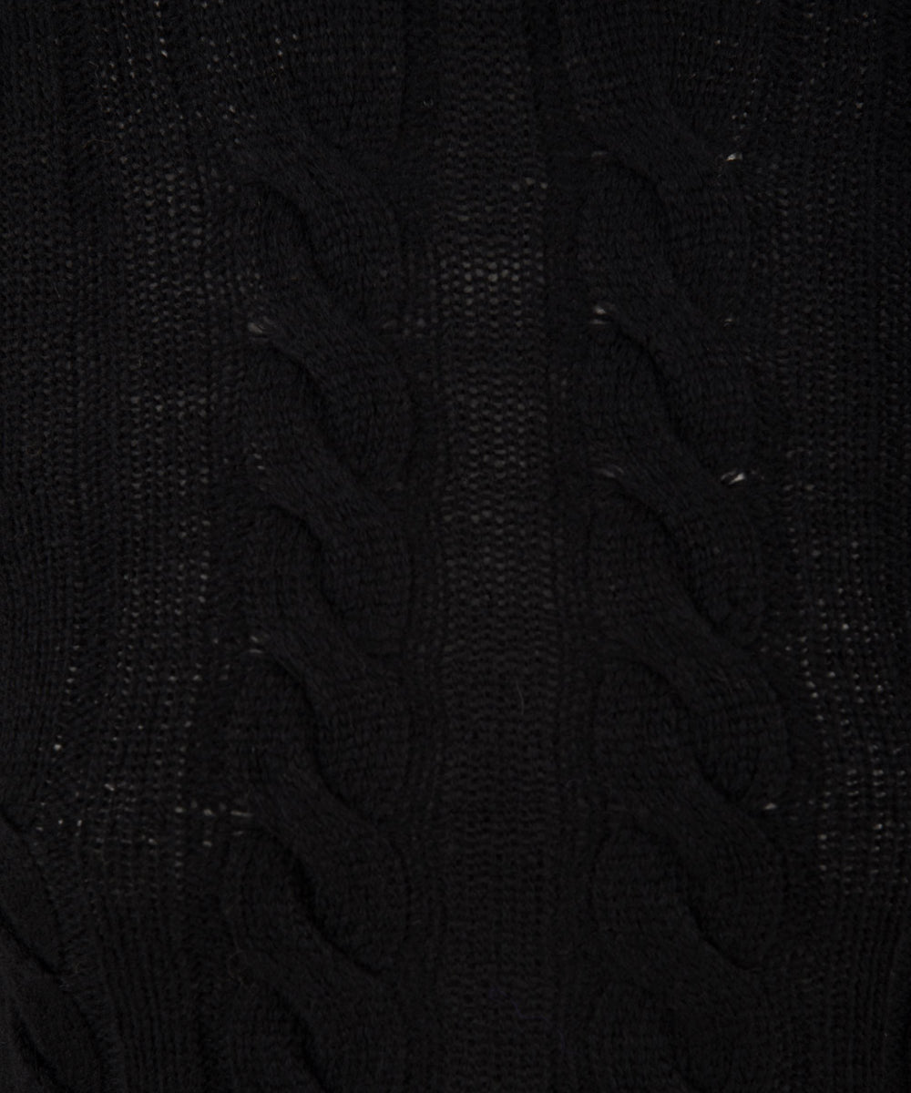 Dettaglio del maglione da donna Solotre,colore nero con dettaglio sul tessuto trama a trecce