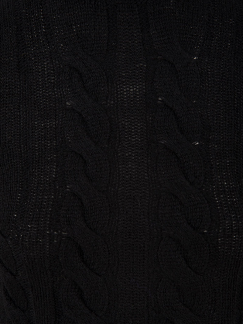 Dettaglio del maglione da donna Solotre,colore nero con dettaglio sul tessuto trama a trecce